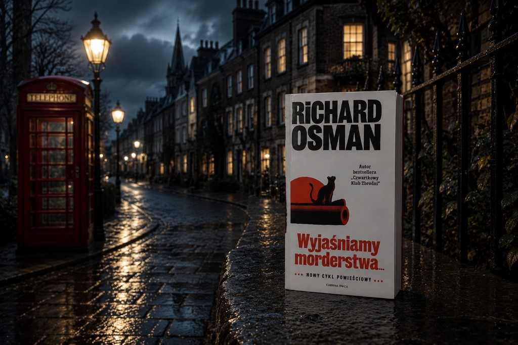 Książka Richarda Osmana pod tytułem „Wyjaśniamy morderstwa...” stoi na mokrym, kamiennym murku na pierwszym planie. Na białej okładce widoczny jest czarny napis z nazwiskiem autora, czerwony tytuł oraz ilustracja przedstawiająca czarnego kota na czerwonym tle. W tle widać klimatyczną, ciemną, angielską uliczkę po deszczu, oświetloną stylowymi latarniami. Po lewej stronie, w głębi kadru, stoi charakterystyczna czerwona budka telefoniczna