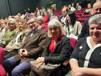 Widownia w teatrze. Na pierwszym planie widać czytelników, którzy pozują do zdjęcia